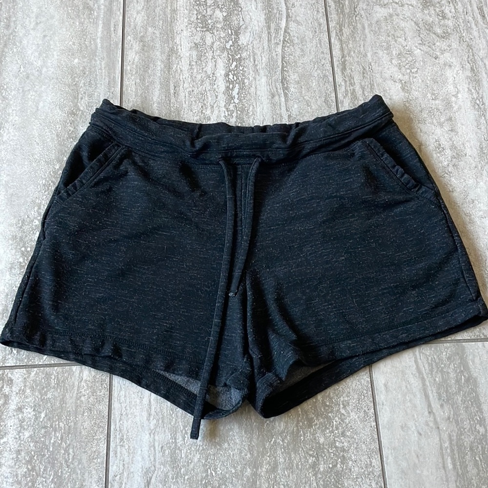 preloved 32 Degrees,cool black shorts,pullover,with 2side pockets for women